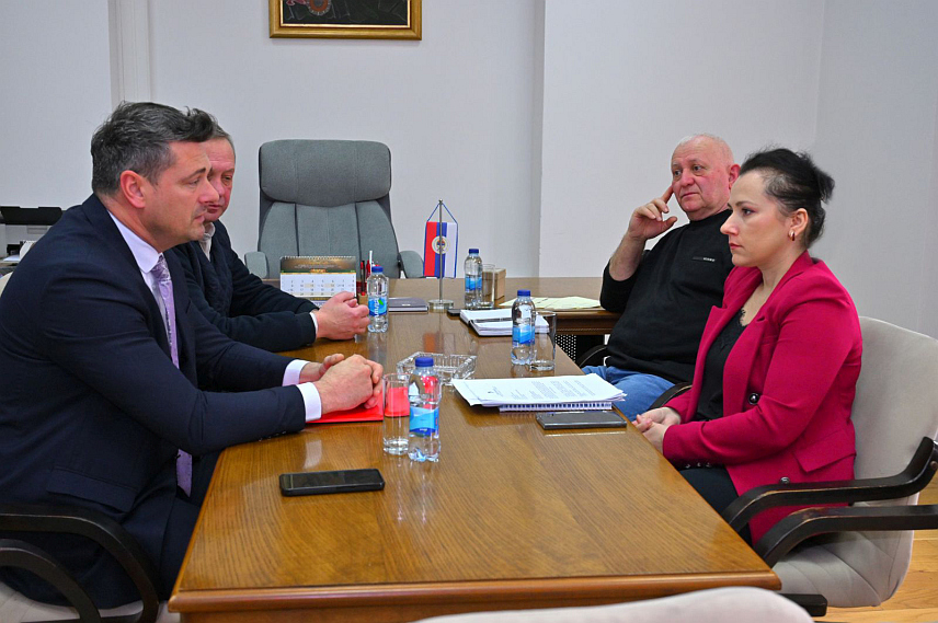 ШАМАЦ, 18. ФЕБРУАРА /СРНА/ - У Шамцу је данас потписан споразум о сарадњи општине и Фондације "Помоћ" с циљем унапређења подршке борцима, ратним војним инвалидима и породицама погинулих бораца.