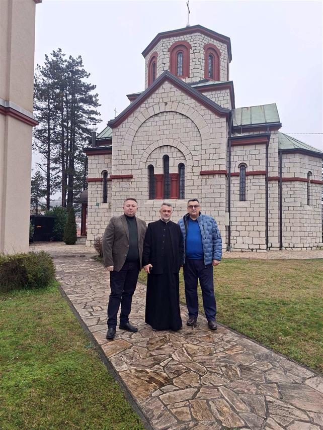 БАЊАЛУКА, 18. ФЕБРУАРА /СРНА/ - Вршилац дужности директора Секретаријата за расељена лица и миграције Републике Српске Слађан Јовић посјетио је двије српске повратничке породице у Тешњу, гдје је разговарао и са начелником општине Суадом Хускићем о положају српских повратничких породица и њиховим потребама.