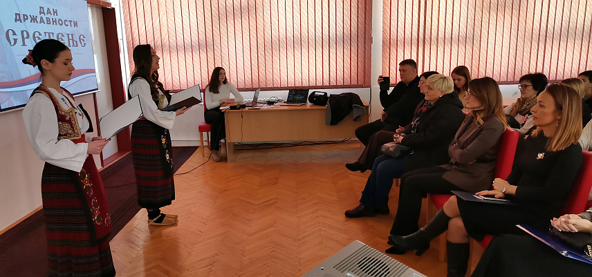 ДОБОЈ, 18. ФЕБРУАРА /СРНА/ - У част Сретења, једног од најважнијих датума у политичком, културном и историјском календару српског народа, ученици добојске Гимназије "Јован Дучић" одржали су данас пригодан програм поводом обиљежавања Дана државности Србије и Републике Српске.