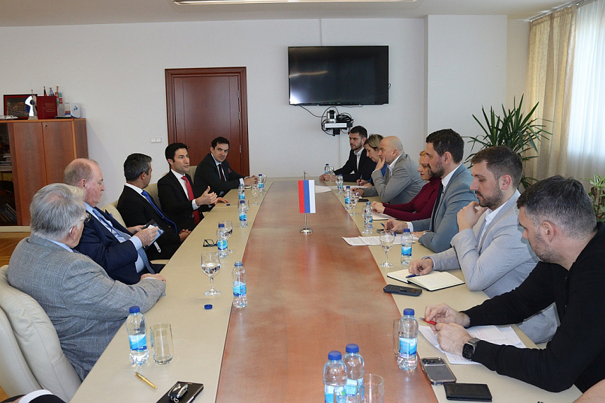 БАЊАЛУКА, 18. ФЕБРУАРА /СРНА/ - Министар за европске интеграције и међународну сарадњу Републике Српске Златан Клокић разговарао је данас у Бањалуци са представницима америчке компаније "Сајбет нет" о намјери за проширење обима пословних активности у региону, а које укључује и планове о отварању фирме у Српској.