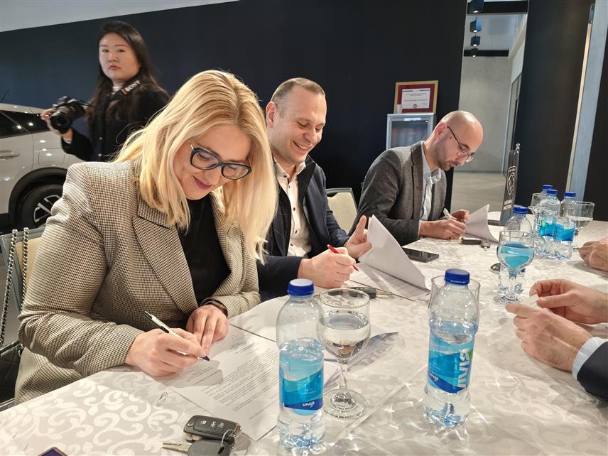 БАЊАЛУКА, 18. ФЕБРУАРА /СРНА/ - Министар здравља и социјалне заштите Републике Српске Ален Шеранић присуствовао је данас у Бањалуци примопредаји по једног амбулантног возила за три здравствене установе у Српској, која је донирала Влада Кореје.