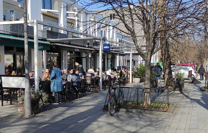 БАЊАЛУКА, 18. ФЕБРУАРА /СРНА/ - Сунчано и топло вријеме за ово доба године измамили су данас бројне Бањалучане и посјетиоце града на Врбасу у паркове, баште кафића, на игралишта и обалу.