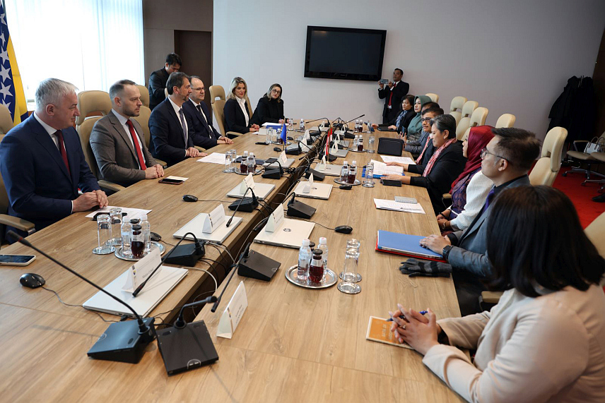 САРАЈЕВО, 18. ФЕБРУАРА /СРНА/ - Чланови Групе пријатељства за Азију Парламентарне скупштине БиХ и делегације Индонезије разговарали су данас у Сарајеву о јачању економске сарадње, посебно у областима трговине, туризма, образовања, науке и спорта.