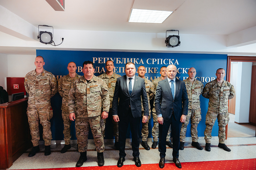 БАЊАЛУКА, 18. ФЕБРУАРА /СРНА/ - Министар унутрашњих послова Републике Српске Жељко Будимир на пријему за припаднике САЈ-а, који је данас организовао са директором Полиције Српске Синишом Кострешевићем.