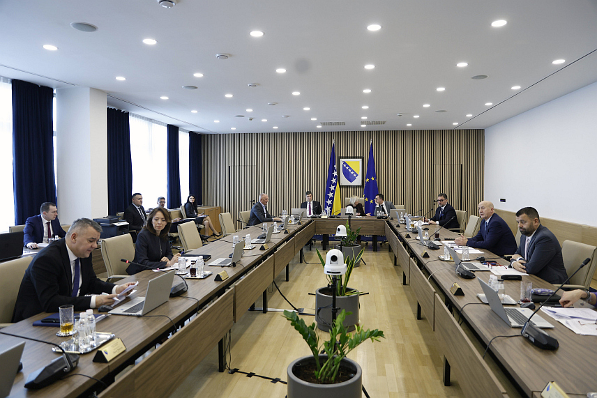 САРАЈЕВО, 18. ФЕБРУАРА /СРНА/ - Савјет министара донио је данас одлуку о привремној суспензији и умањењу царинских стопа при увозу нових електричних, хибридних и ЦНГ/ЛПГ возила.
