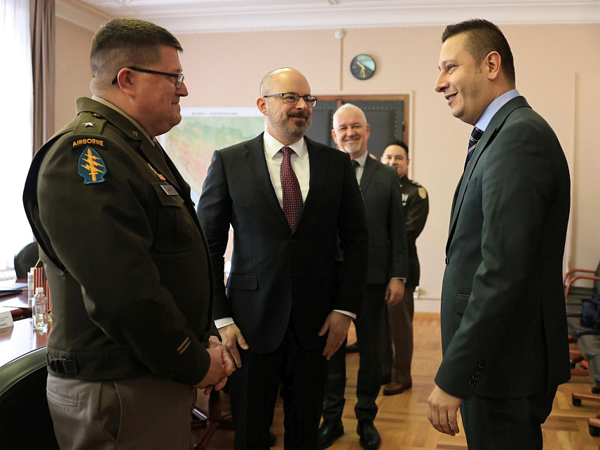 САРАЈЕВО, 19. ФЕБРУАРА /СРНА/ - Замјеник министра одбране у Савјету министара Александар Гогановић разговарао је данас у Сарајеву са отправником послова Амбасаде САД у БиХ Џоном Гинкелом, бригадним генералом Крисом Мекинијем и војним аташеом САД у БиХ Грегори Холмсом о актуелним безбједносним темама, билатералној сарадњи и будућим заједничким активностима.