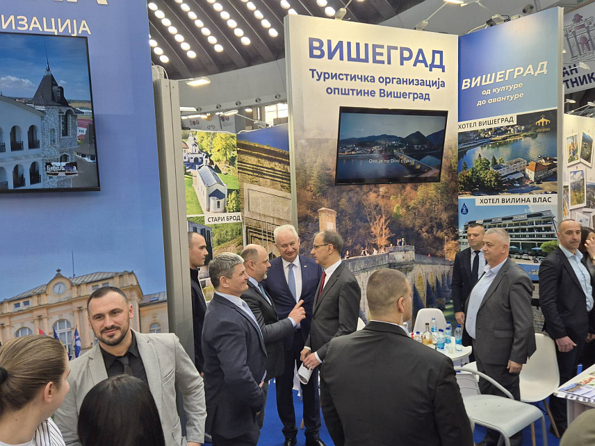 БЕОГРАД, 19. ФЕБРУАРА /СРНА/ - Премијер Србије Ђуро Мацут обишао је данас штанд са туристичком понудом Републике Српске на Mеђународном сајму туризма у Београду.