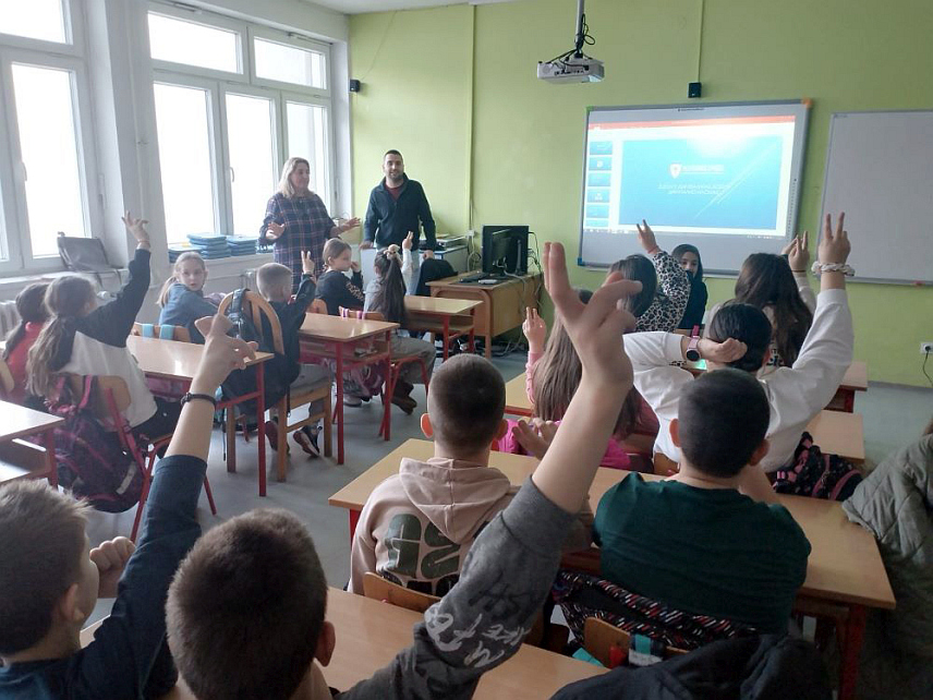 ФОЧА, 19. ФЕБРУАРА /СРНА/ - Полицијски службеници Полицијске управе Фоча одржали су ђацима четвртог разреда фочанске Основне школе "Свети Сава" предавање o oпасностима на интернету, те како безбједније и одговорније да користе рачунаре и мобилне телефоне.