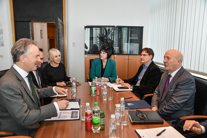 САРАЈЕВО, 19. ФЕБРУАРА /СРНА/ - Замјеник министра безбједности у Савјету министара Ивица Бошњак разговарао је данас у Сарајеву са британским амбасадором Џулијаном Рајлијем о сарадњи у подручјима борбе против прања новца и финансирања тероризма, као и управљања миграцијама.