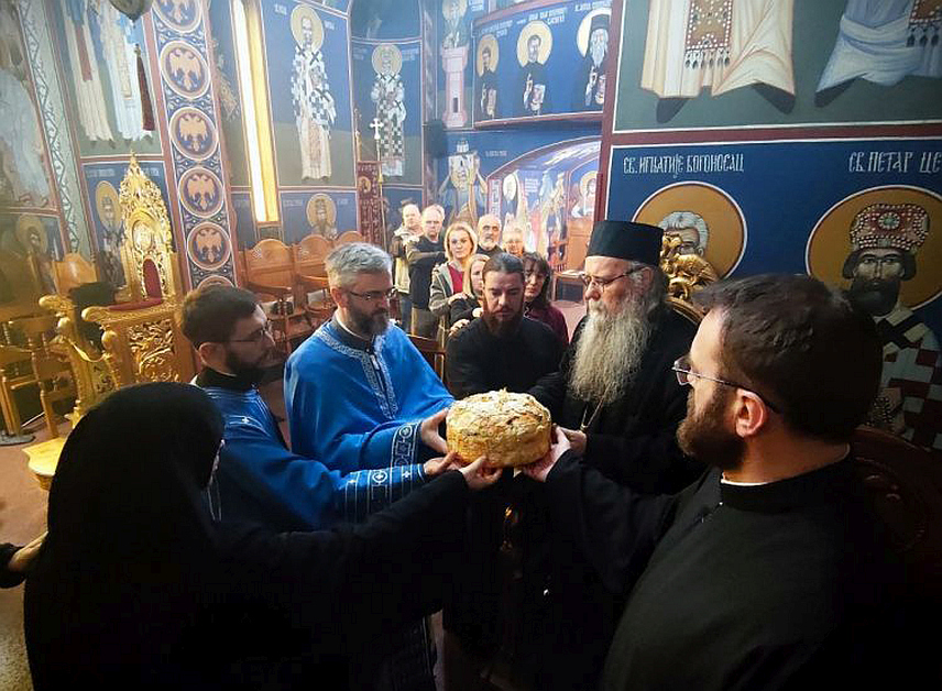 БИЈЕЉИНА, 19. ФЕБРУАРА /СРНА/ - Његово високопреосвештенство митрополит зворничко-тузлански Фотије прославио је данас свој имендан - Светог Фотија Цариградског и најавио да ће капела посвећена овом светитељу бити подигнута у Цркви Светог Саве која се гради код факултета у Бијељини, саопштено је из Епархије.