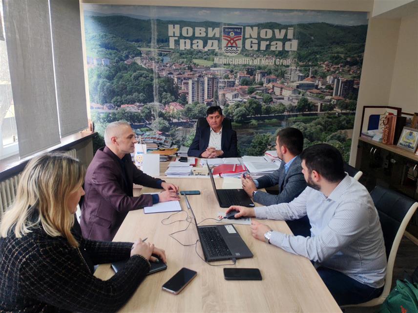 НОВИ ГРАД, 19. ФЕБРУАРА /СРНА/ - Начелник Новог Града Мирослав Дрљача и представници предузећа "Сарајево гас" из Источног Сарајева одржали су данас састанак у Новом Граду.