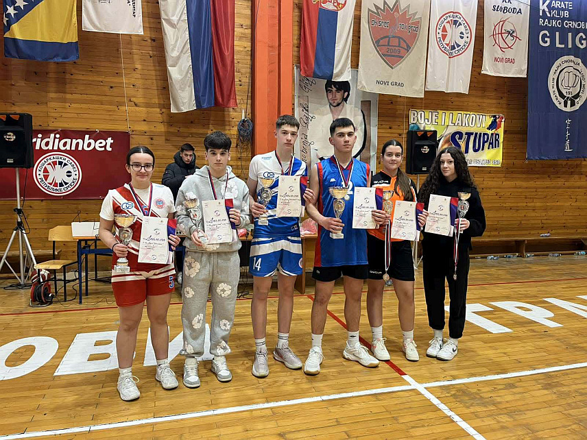 НОВИ ГРАД, 19. ФЕБРУАРА /СРНА/ - Мушка екипа Основне школе "Петар Кочић" из Приједора и женска екипа Основне школе "Васа Чубриловић" из Градишке побједници су регионалног такмичења у кошарци за ученике основних школа у оквиру Малих олимпијских игара.