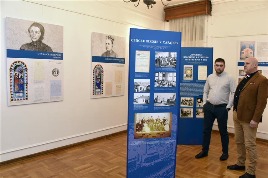 БАЊАЛУКА, 19. ФЕБРУАРА /СРНА/ - Министар просвјете и културе Републике Српске Боривоје Голубовић и министар културе Србије Никола Селаковић вечерас су у Бањалуци отворили изложбу под називом "Култура Срба у Сарајеву 1468-1941." поводом Сретења - Дана државности Републике Српске и Србије.