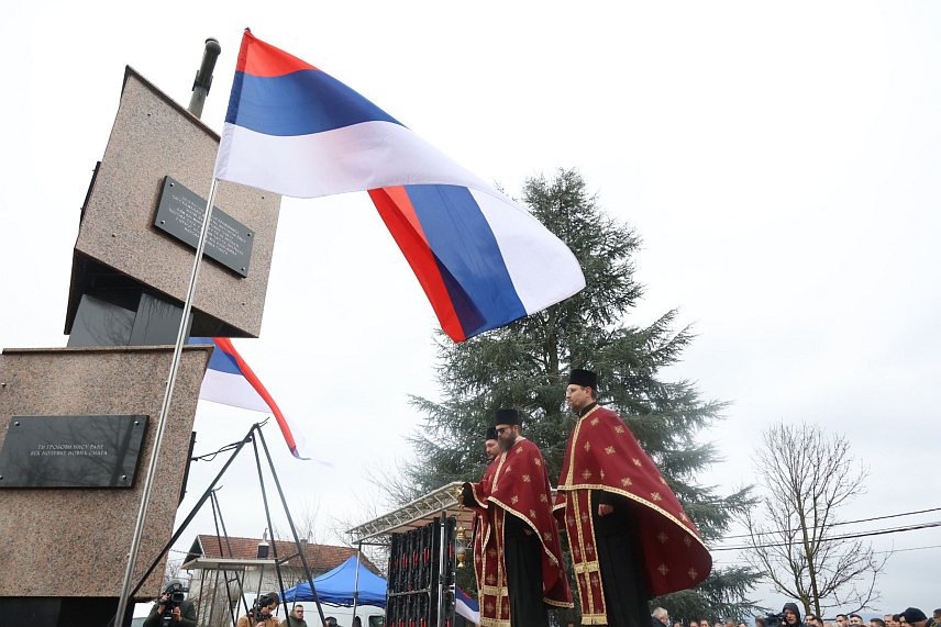 БАЊАЛУКА, 1. ФЕБРУАРА /СРНА/ - Код Спомен-костурнице у бањалучком насељу Дракулић служен је помен за више од 2.300 Срба које су усташе звјерски убиле прије 84 године у овом насељу и у селима Мотике, Шарговац, те у руднику Раковац. /Фото - Борислав Здриња/