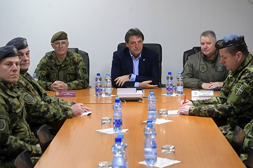 БЕОГРАД, 1. ФЕБРУАРА /СРНА/ - Министар одбране Србије Братислав Гашић је са начелником Генералштаба Војске Србије генералом Миланом Мојсиловићем обишао дио снага задужених за контролу и заштиту суверенитета ваздушног простора Србије.