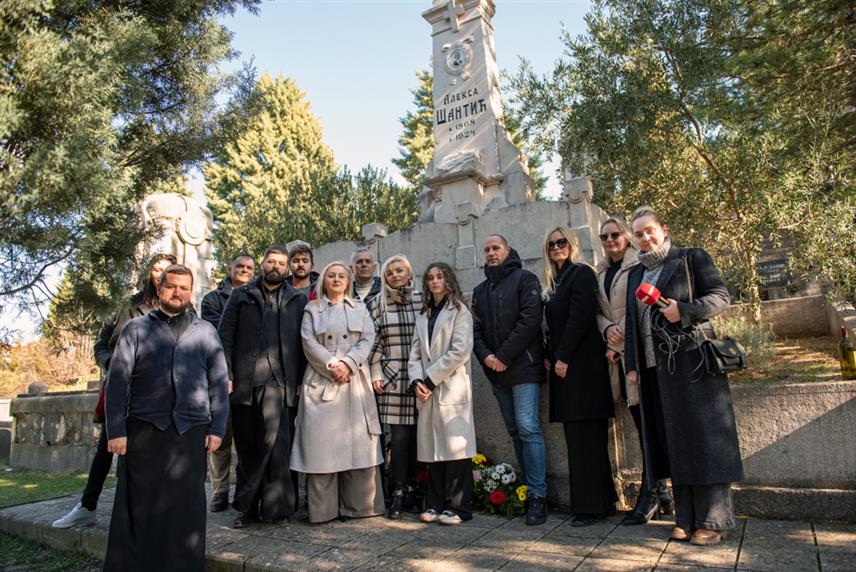 МОСТАР, 1. ФЕБРУАРА /СРНА/ -У Мостару је данас служен помен и положено цвијеће на гроб Алексе Шантића поводом 102 године од смрти овог великог пјесника.