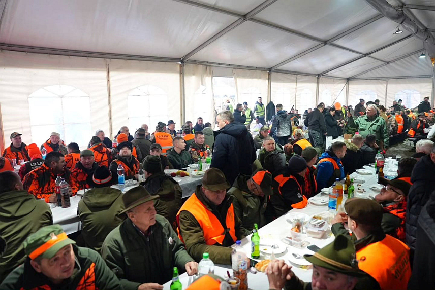 ДОЊИ ЖАБАР, 1. ФЕБРУАРА /СРНА/ - Предсједник Владе Републике Српске Саво Минић присуствовао је данас "Шакалијади" у Човић Пољу код Доњег Жабара која је окупила око 400 ловаца.