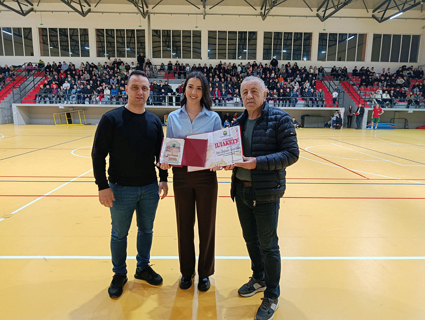 ШИПОВО, 1. ФЕБРУАРА /СРНА/ - Одбојкашица Ана Дијана Аничић и кошаркаш Срђан Шарац проглашени су вечерас за најбоље спортисте у општини Шипово у прошлој години, а у оквиру Свтосавског футсал турнира уприличена је додјела награда и признања.