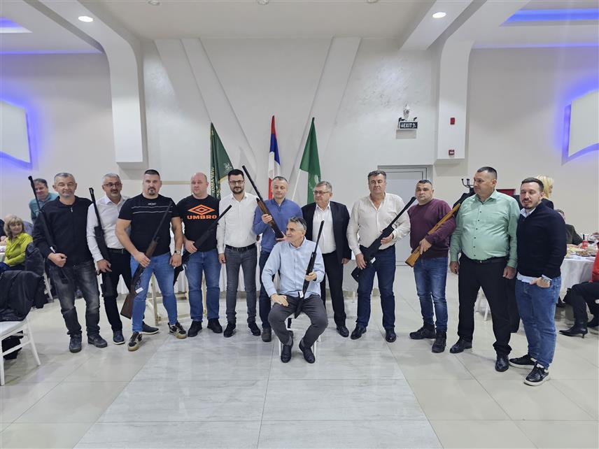 УГЉЕВИК, 1. ФЕБРУАРА /СРНА/ - Ловачко удружење "Дубрава" из Забрђа код Угљевика организовало је ловачко вече које је окупило око 300 ловаца и гостију из регије и ширег окружења.