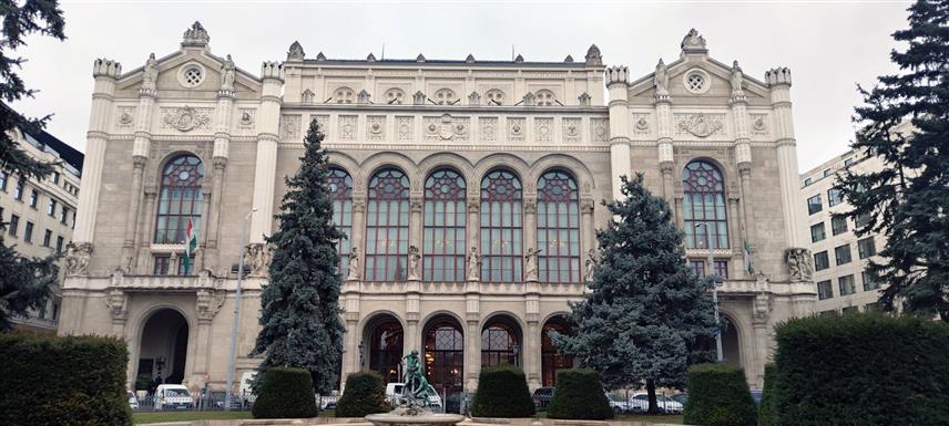 БУДИМПЕШТА, 1. ФЕБРУАРА /СРНА/ - Палата Пешти Вигадо друга је по величини концертна дворана у Будимпешти, подигнута између 1860. и 1864. године, данас представља културни споменик и сједиште Мађарске академије умјетности.