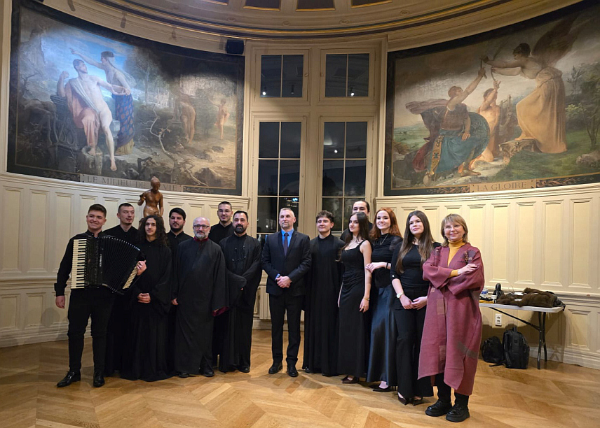 БИЈЕЉИНА/ПАРИЗ, 1. ФЕБРУАРА /СРНА/ - Млади виртуоз на хармоници из Бијељине Ђорђе Перић наступио је на Светосавској академији у Паризу, гдје је оставио снажан утисак на публику и дао посебан умјетнички печат вечери посвећеној лику и дјелу Светог Саве.