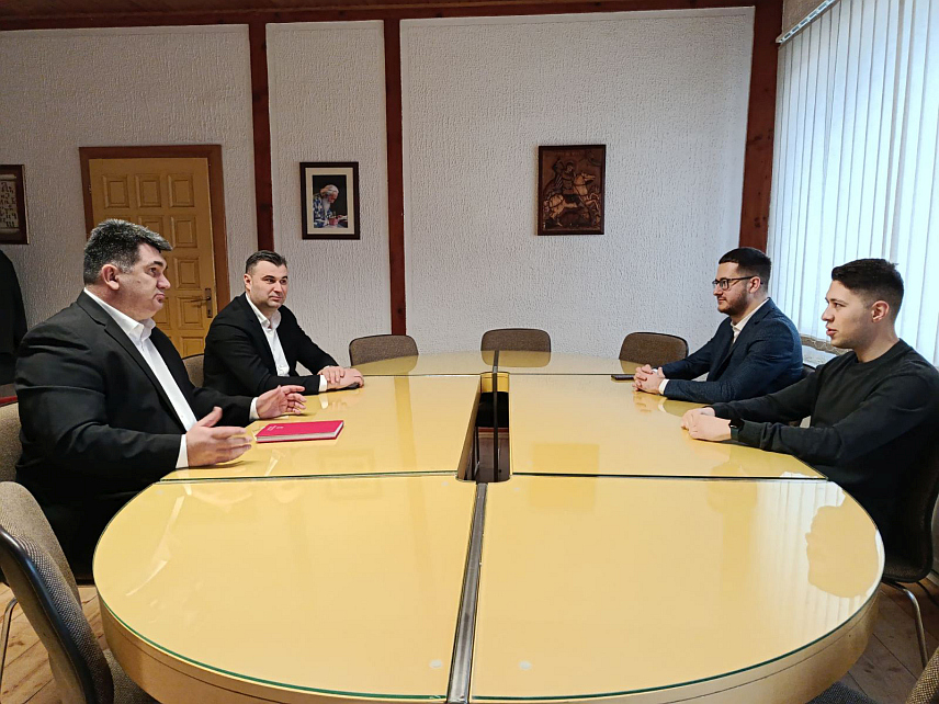 ЛОПАРЕ, 20. ФЕБРУАРА /СРНА/ - Начелник Лопара Радо Савић примио је данас младог и изузетно успјешног софтверског инжењера из овог мјеста Николу Грујића који је запослен у једној од најпрестижнијих свјетских технолошких компанија "Мета" у Лондону.