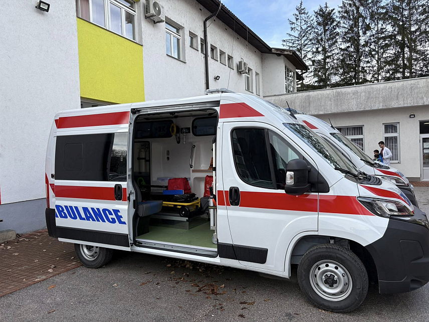 ИСТОЧНО САРАЈЕВО, 20. ФЕБРУАРА /СРНА/ - Дом здравља Источно Сарајево добио је савремено и потпуно опремљено санитетско возило чија је вриједност 122.650 КМ, а обезбијеђено је у оквиру донације Владе Јужне Кореје здравственим установама у БиХ.