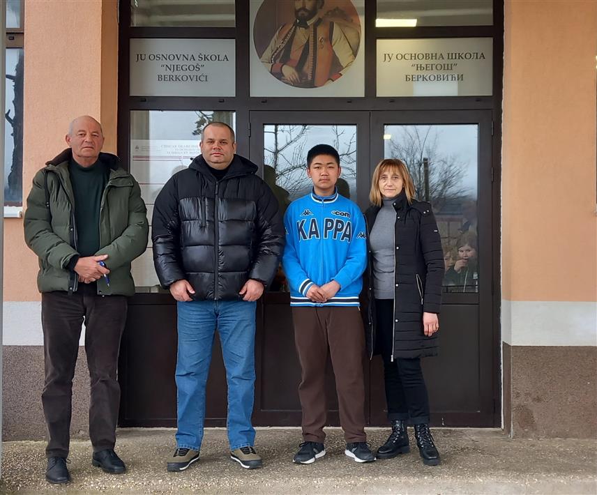 БЕРКОВИЋИ, 21. ФЕБРУАРА /СРНА/ - Четрнаестогодишњи Кинез Сонг Џао Ји од марта прошле године ученик је Основне школе "Његош" у Берковићима, добро се уклопио, стекао пријатеље и напредује у учењу српског језика, али и у знању о великанима српске историје.