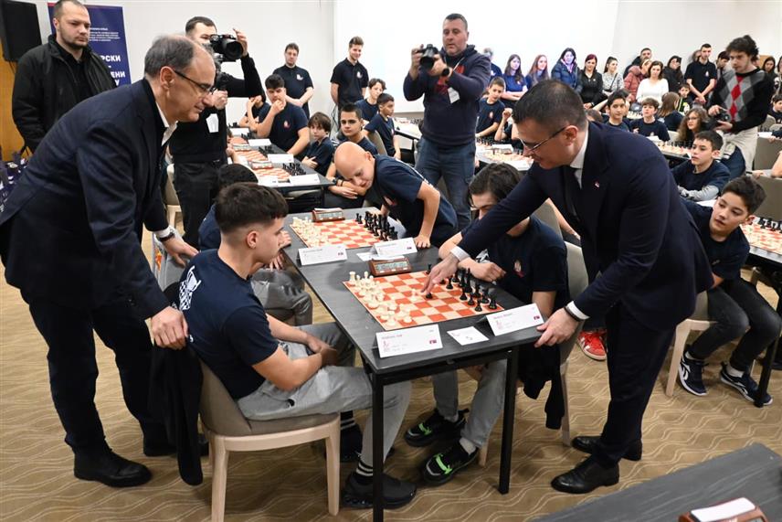 БЕОГРАД, 21. ФЕБРУАРА /СРНА/ - Шаховски турнир "Мајсторски потез - јединствени за Србију" окупио је данас у Београду стотину младих из дијаспоре и региона.