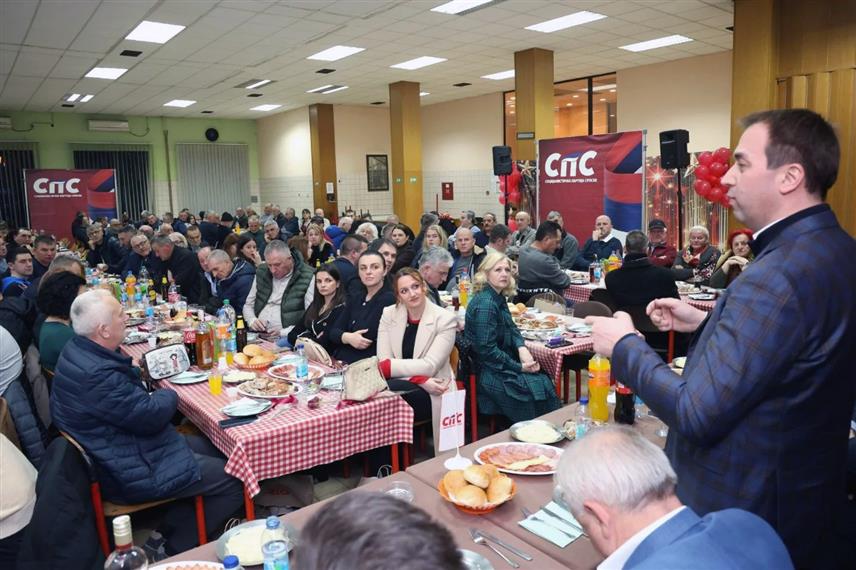 ТЕСЛИЋ, 21. ФЕБРУАРА /СРНА/ - Предсједник СПС-а Горан Селак рекао је данас у Теслићу да снажни локални одбори представљају темељ раста ове партије.