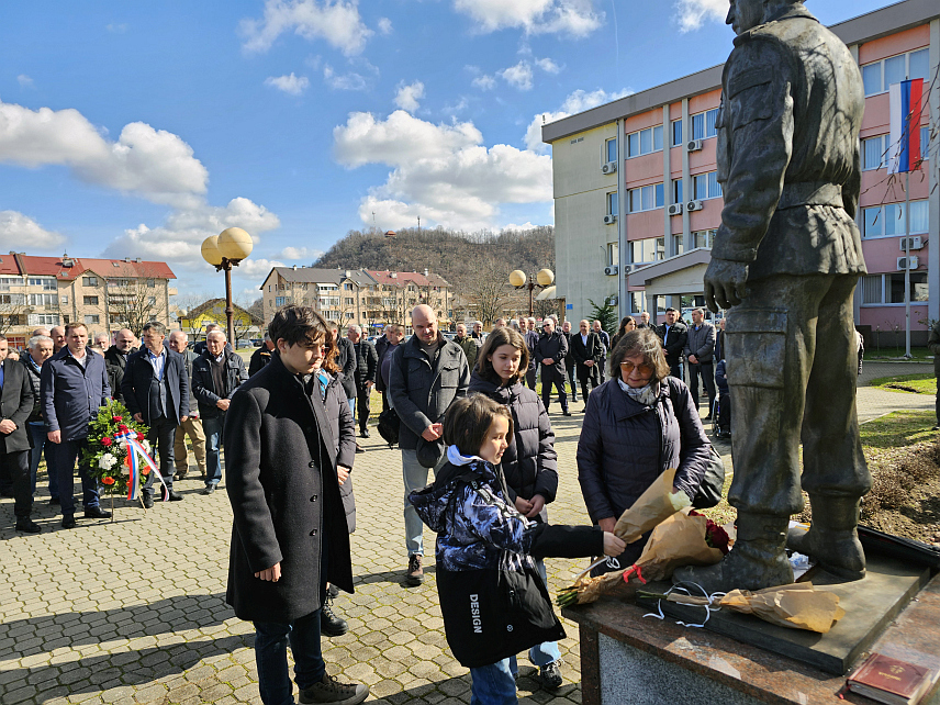 УГЉЕВИК, 22. ФЕБРУАРА /СРНА/ - У Угљевику је данас одржана завршна свечаност меморијално-културне манифестације "Јовићеви дани", која се одржава у част хероја Одбрамбено-отаџбинског рата пуковника Војске Републике Српске /ВРС/ Милана Јовића.