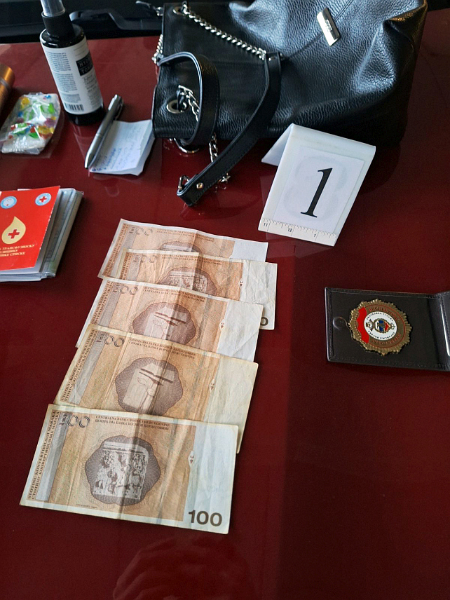 БАЊАЛУКА, 22. ФЕБРУАРА /СРНА/ - Три лица из Бањалуке ухапшена су због примања мита у полицијској акцији "Ада" усмјереној на спречавање кривичних дјела корупције, саопштено је из Министарства унутрашњих послова /МУП/ Републике Српске.