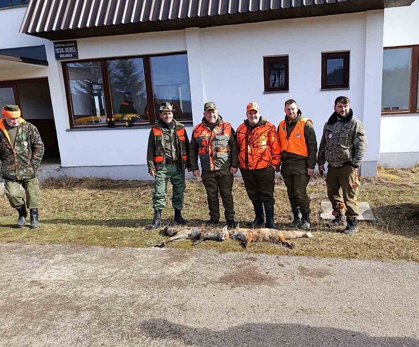 ЛОПАРЕ, 22. ФЕБРУАРА /СРНА/ - У лову на предаторе на Мајевици, у којем је учествовало 250 ловаца, данас су одстријељене три лисице, рекао је Срни Лазар Стевановић из секције Мачковац и Пипери Ловачког удружења "Мајевица".