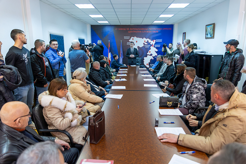 ПАЛЕ, 23. ФЕБРУАРА /СРНА/ - Запослење на подручју Источног Сарајева добило је 150 лица за шта ће бити издвојено око 750.000 КМ, захваљујући данас потписаним уговорима о запошљавању и самозапошљавању, уговоре је на Палама потписао директор Завода за запошљавање Републике Српске Дамјан Шкипина.