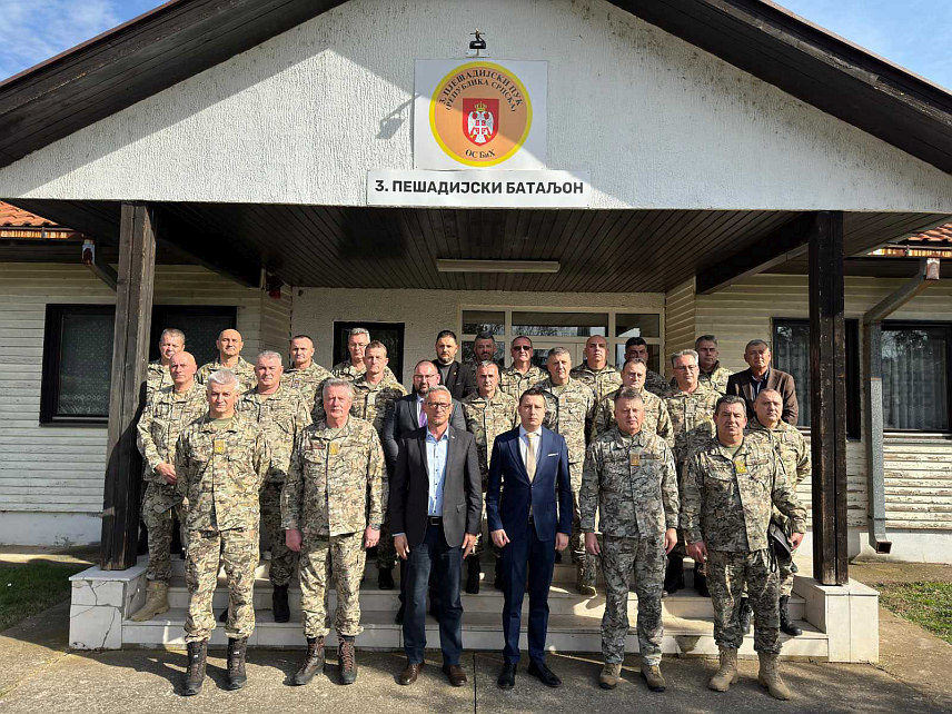 САРАЈЕВО, 23. ФЕБРУАРА /СРНА/ - Замјеник министра одбране у Савјету министара Александар Гогановић, министар рада и борачко-инвалидске заштите Републике Српске Радан Остојић и В.Д. директора Републичког центра за истраживање рата, ратних злочина и тражење несталих лица Виктор Нуждић, присуствовали су данас годишњој анализи рада Трећег пјешадијског /Република Српска/ пука Оружаних снага, одржаној у касарни Војвода Степа Степановић у Бијељини.
