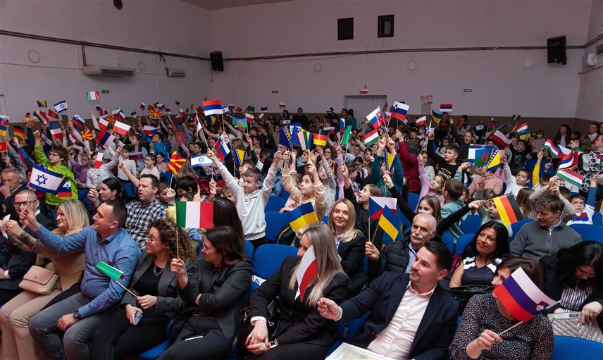 ПРЊАВОР, 23. ФЕБРУАРА /СРНА/ - Основне школе "Бранко Ћопић" и "Никола Тесла" из Прњавора, ОШ "Петар Кочић" Шибовска и Музичка школа "Константин Бабић" Прњавор у сарадњи са Савезом националних мањина Републике Српске данас су пригодним културно – умјетничким програмом обиљежили Међународни дан матерњег језика и показали да је Прњавор град у коме различитости повезују и спајају људе различитих националности.