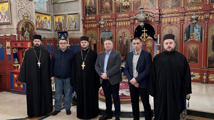 БАЊАЛУКА, 24. ФЕБРУАРА /СРНА/ - Вршилац дужности директора Републичког секретаријата за расељена лица и миграције Слађан Јовић посјетио је Саоборни храм Успења Пресвете Богородице у Тузли. Разговарао је са храмовним старјешином, архијерејским намјесником тузланским протом-ставрофором Милошем Тришићем, а сусрету су присуствовали и свештеници са Озрена, прото-ставрофор и парох озренски Радослав Милановић и јереј Милорад Пантић, парох пурачићки.