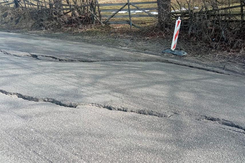 ИСТОЧНО САРАЈЕВО, 24. ФЕБРУАРА /СРНА/ – У мјесту Поткрајеви на дионици магистралног пута Сарајево–Соколац поново је активно клизиште које угрожава безбједност саобраћаја, а за трајну санацију потребна је изградња шипова и комплетан геотехнички пројекат јер досадашњи радови представљају само привремено рјешење.