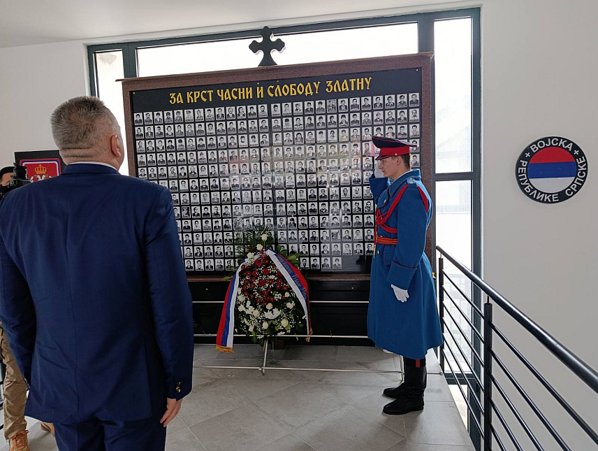 РИБНИК, 24. ФЕБРУАРА /СРНА/ - Предсједник Владе Републике Српске Саво Минић данас је у Рибнику положио вијенац у Спомен-соби и одао почаст за 308 погинулих српских бораца са овог подручја.