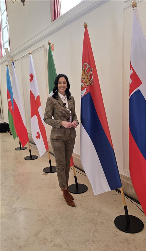 БЕОГРАД/БУДИМПЕШТА, 24. ФЕБРУАРА /СРНА/ - За Србију је породична политика дугорочна инвестиција у људски капитал, а у току је израда Стратегије демографског развоја за период 2026–2036, са пројекцијама до 2050. године, рекла је министар за бригу о породици и демографију Србије Јелена Жарић Ковачевић на Самиту "Про фамили" /Pro Family/ у Будимпешти.