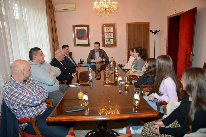 ПРИЈЕДОР, 24. ФЕБРУАРА /СРНА/ - Градоначелник Приједора Слободан Јавор организовао је данас пријем за представнике Џудо клуба "Козара - Жељезничар" поводом значајних резултата које су такмичарке овог клуба оствариле на првенствима Републике Српске и БиХ.