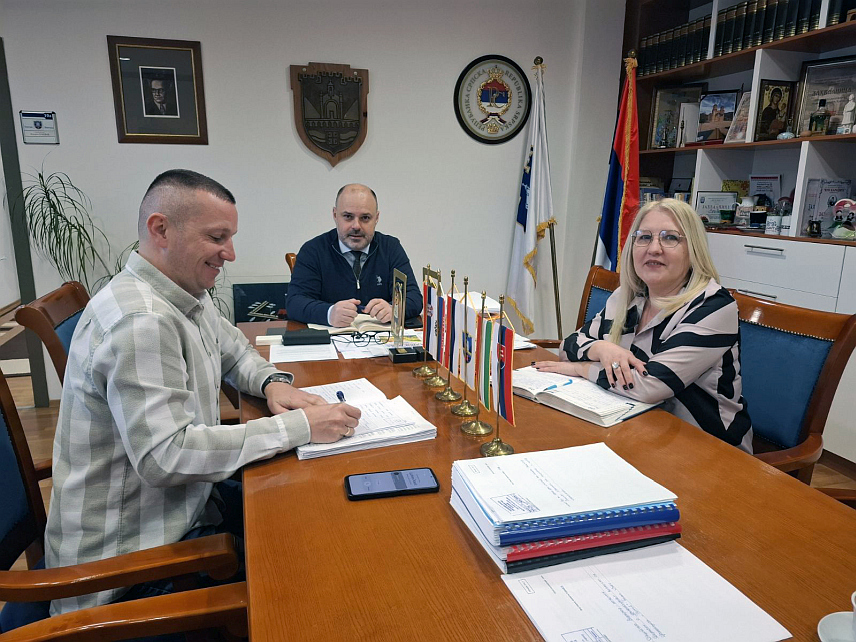 ВИШЕГРАД, 25. ФЕБРУАРА /СРНА/ - Дом здравља у Вишеграду планира набавку савременог апарата за биохемијске анализе чиме би се избјегло упућивање пацијената у друге здравствене центре, речено је на састанку руководства ове установе са начелником општине Младеном Ђуревићем.