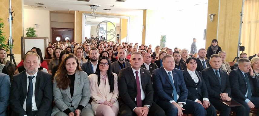 ЛАКТАШИ, 25. ФЕБРУАРА /СРНА/ - Четврта међународна конференција занатства и предузетништва Републике Српске, чији је циљ креирање бољег пословног окружења за развој ове области, одржана је данас у Лакташима. Свечаном отварању присуствовали су предсједник Владе Републике Српске Саво Минић, министар привреде и предузетништва Раденко Бубић, те потпредсједник Народне скупштине Ања Љубојевић, као и лидер СНСД-а Милорад Додик.
