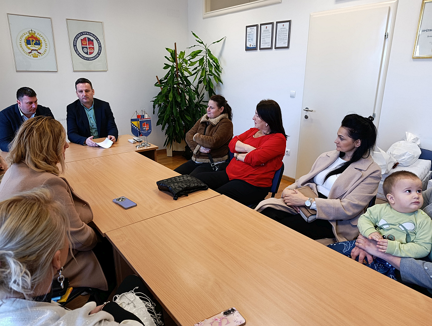 МРКОЊИЋ ГРАД, 25. ФЕБРУАРА /СРНА/ - Општинска управа Мркоњић Град организовала је данас пријем за седам мајки са подручја ове локалне заједнице које су у прошлој години родиле четврто или пето дијете, а овом приликом уручени су им пригодни поклони.