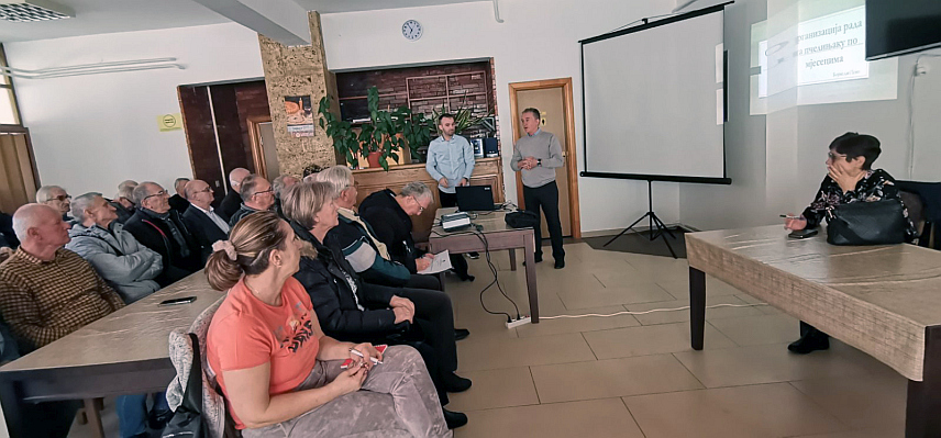 ДОБОЈ, 25. ФЕБРУАРА /СРНА/ - Воћарима је тешко усвојити различитости код јабучастог и коштуњичавог воћа, а аматери највише недоумица имају са орезивањем родних грана, рекао је стручни сарадник у добојском Ресору за пружање услуга у пољопривреди Александар Поповић.