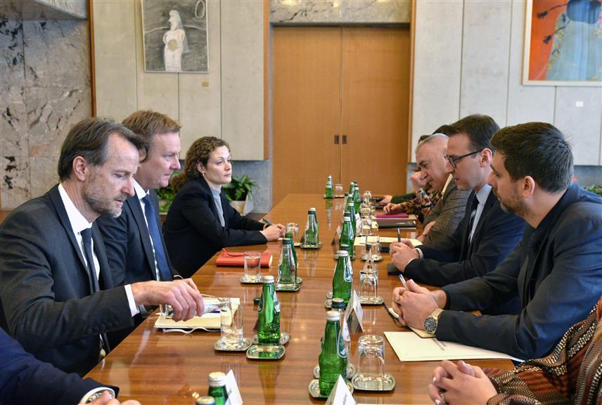 БЕОГРАД, 25. ФЕБРУАРА /СРНА/ - Директор Канцеларије Владе Србије за Косово и Метохију Петар Петковић упознао је данас специјалног представника ЕУ за дијалог Београда и Приштине Петера Соренсена са размјерама посљедица које могу да наступе по српски народ уколико Приштина од 15. марта крене са примјеном такозванх закона о странцима и моторним возилима.