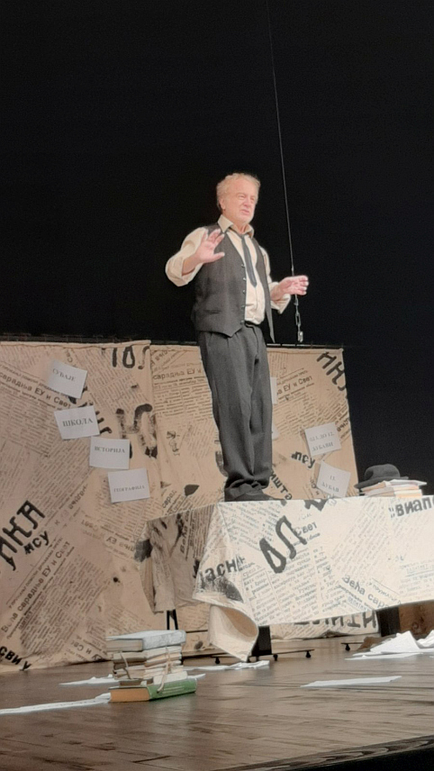 ИСТОЧНО НОВО САРАЈЕВО, 25. ФЕБРУАРА /СРНА/ - Глумац Иван Томашевић данас је у Народном позоришту Источно Сарајево одиграо монодраму "Аутобиографија" рађену према култној прози Бранислава Нушића.