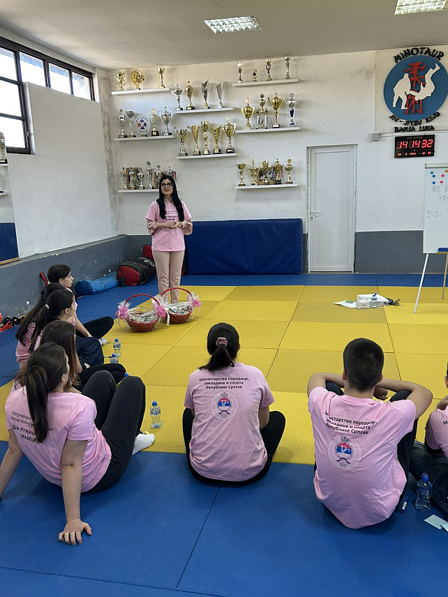 БАЊАЛУКА, 25. ФЕБРУАРА /СРНА/ - Министар породице, омладине и спорта Републике Српске Ирена Игњатовић присуствовала је обиљежавању Међународног дана борбе против вршњачког насиља у просторијама Џију-џицу клуба "Минотаур" у Бањалуци.