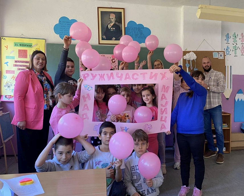 ПРИЈЕДОР, 25. ФЕБРУАРА /СРНА/ - Радници Центра су, у сарадњи са Основном школом "Младен Стојановић" у Љубији, поводом Међународног дана превенције вршњачког насиља, одржали радионицу за ученике разредне наставе узраста од седам до 12 година о теми "Буди добар друг", гдје су дјеца израдила дрво другарства и окитила га својим порукама.