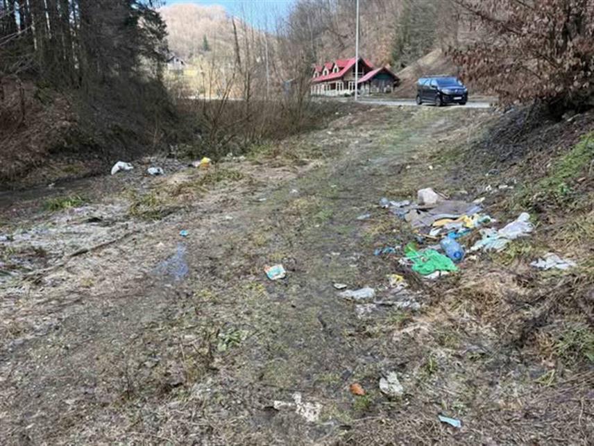 ЛОПАРЕ, 25. ФЕБРУАРА /СРНА/ - Мјештани Прибоја у општини Лопаре очистили су данас отпад поред магистралног пута Бијељина – Тузла и велику дивљу депонију у кориту ријеке Јање код Симине чесме, саопштено је из локалне управе.